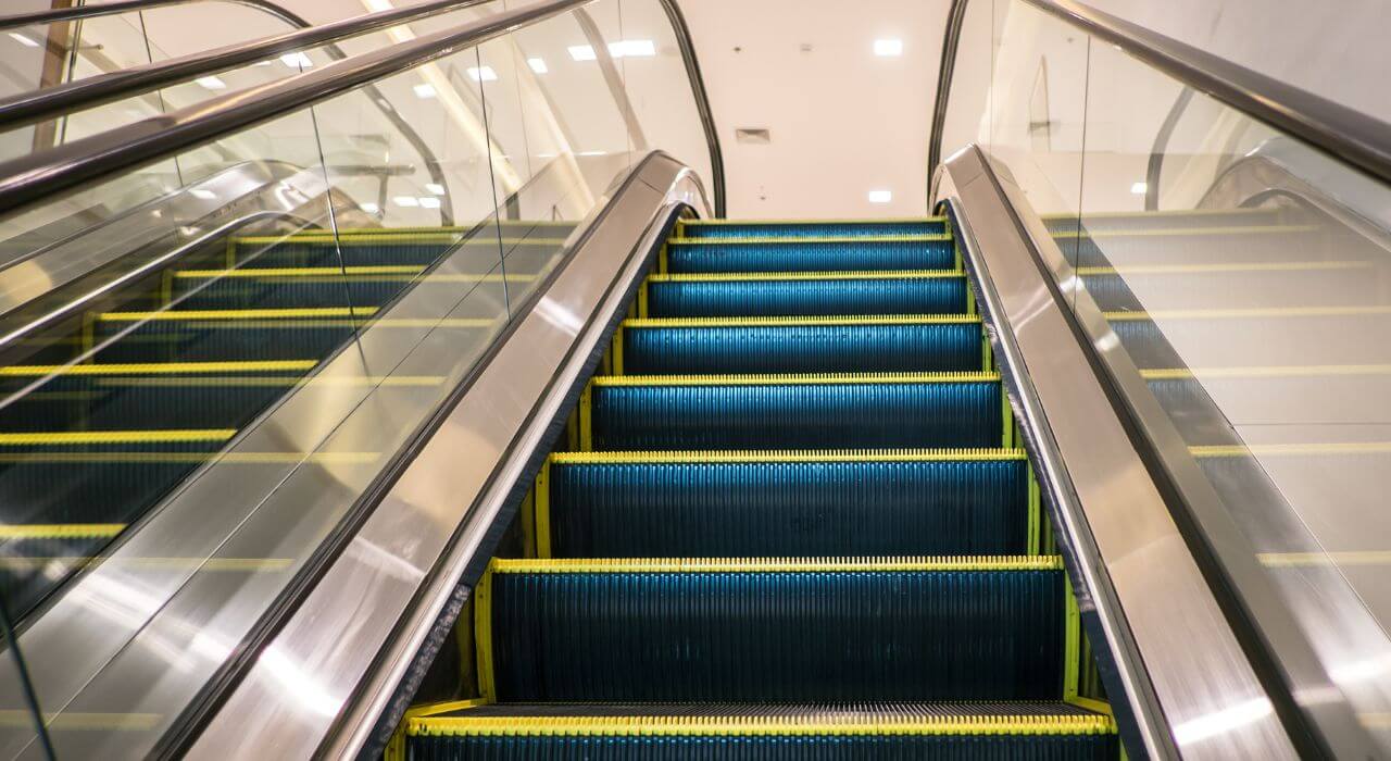 I componenti di una scala mobile sottoposti a manutenzione