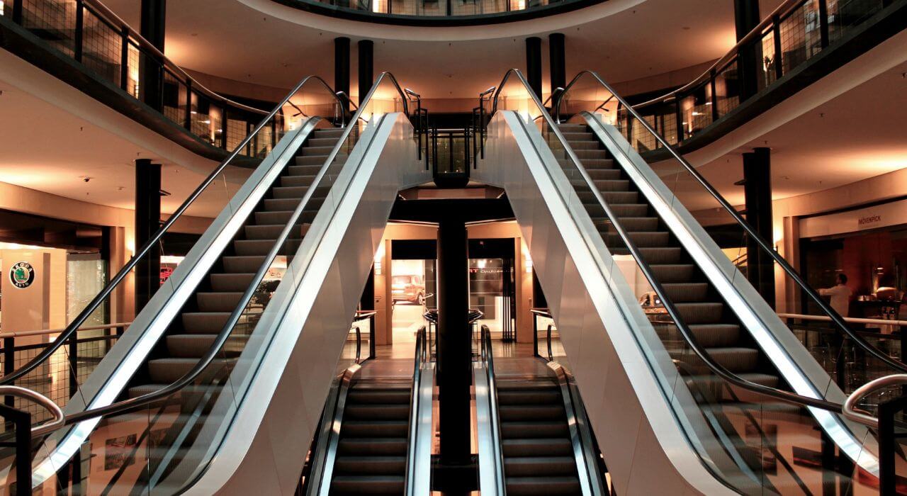 A cosa servono le scale e tappeti mobili in un centro commerciale?